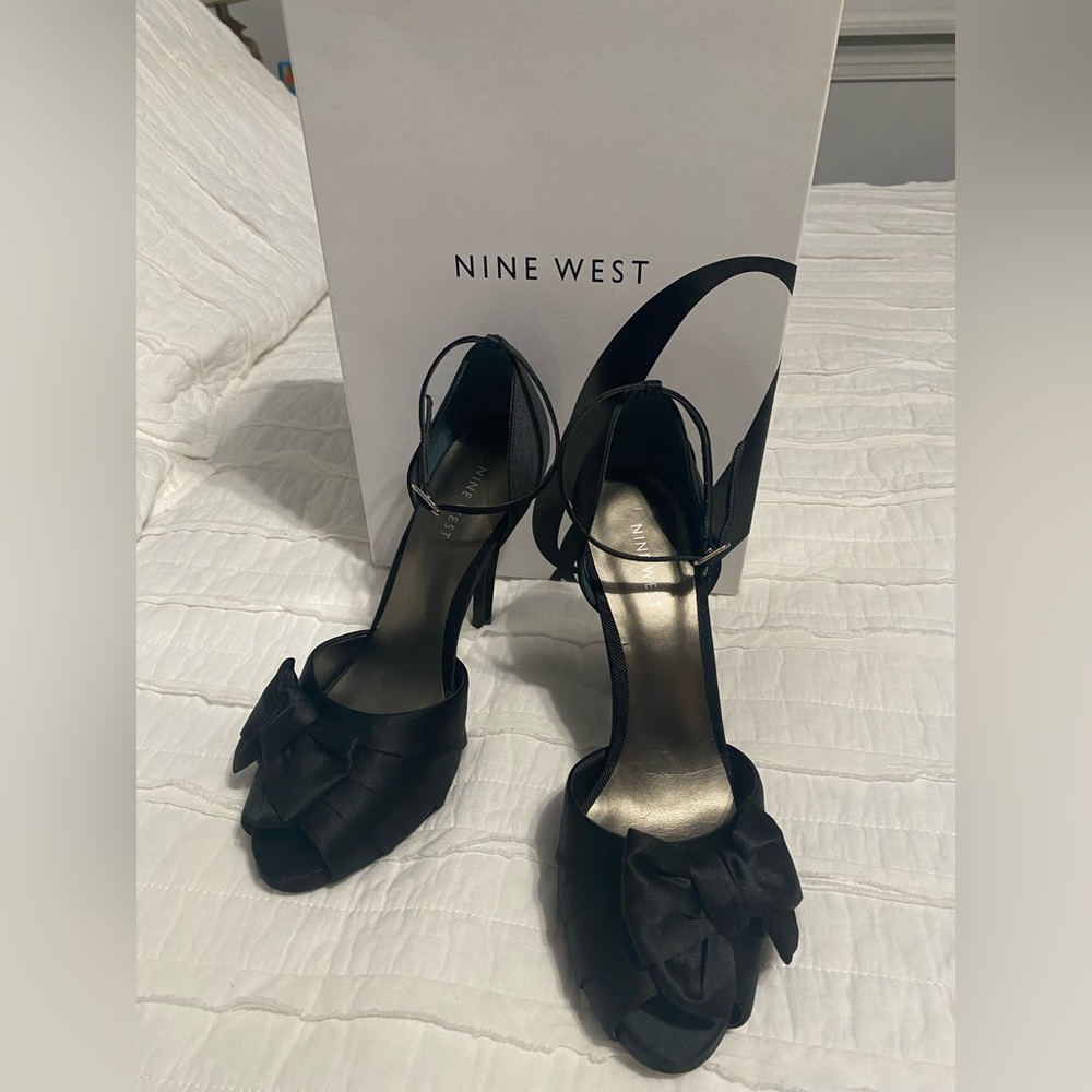 Nine West 9M Black Heels with Stiletto and Bow Detail